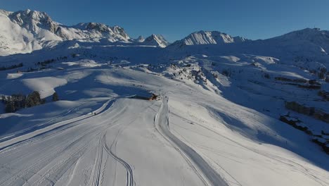 Disparo-Rápido-De-Un-Dron-Sobrevolando-La-Plagne-En-Los-Alpes-Franceses.-Día-Soleado-Nevado